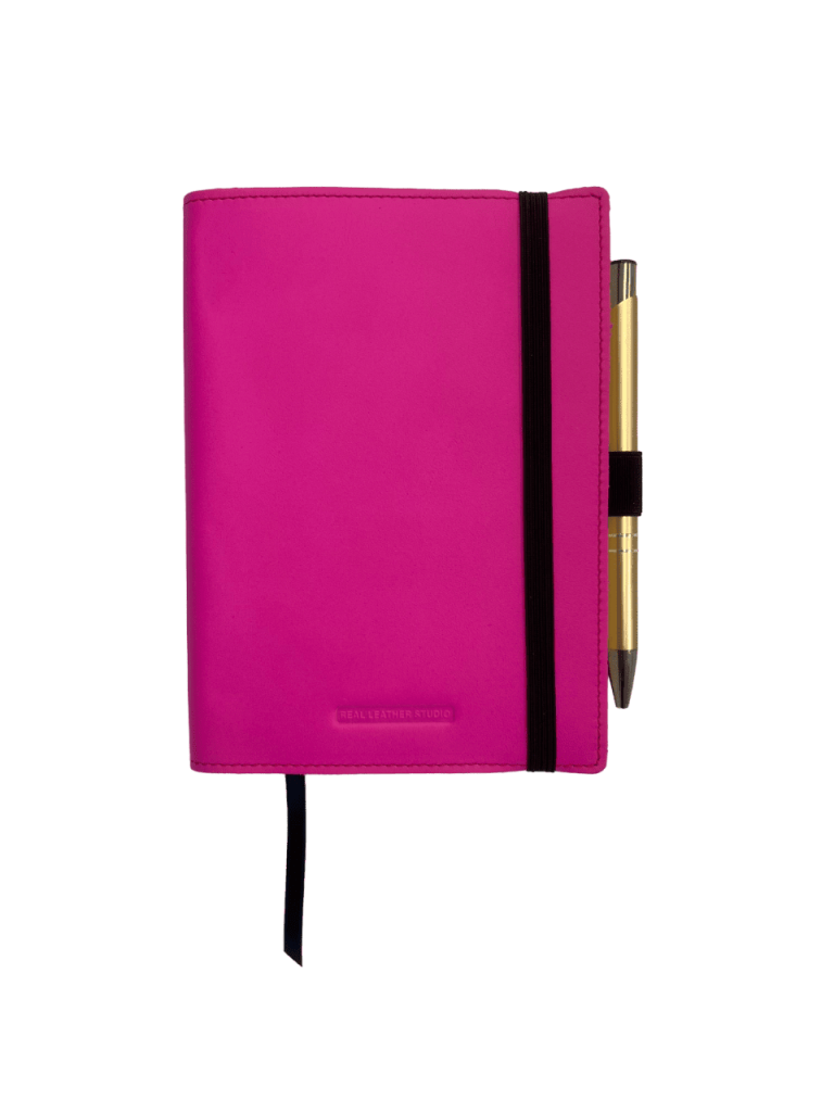 Cuaderno de piel color fucsia hecho en Ubrique vista frontal con banda elástica y portabolígrafo.