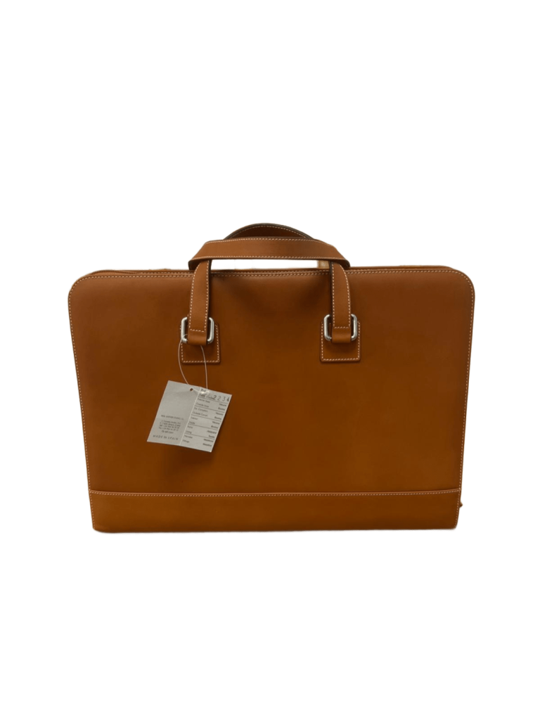 Vista frontal del portadocumentos de piel marrón fabricado artesanalmente en Ubrique, con diseño tipo maletín y asas de mano.