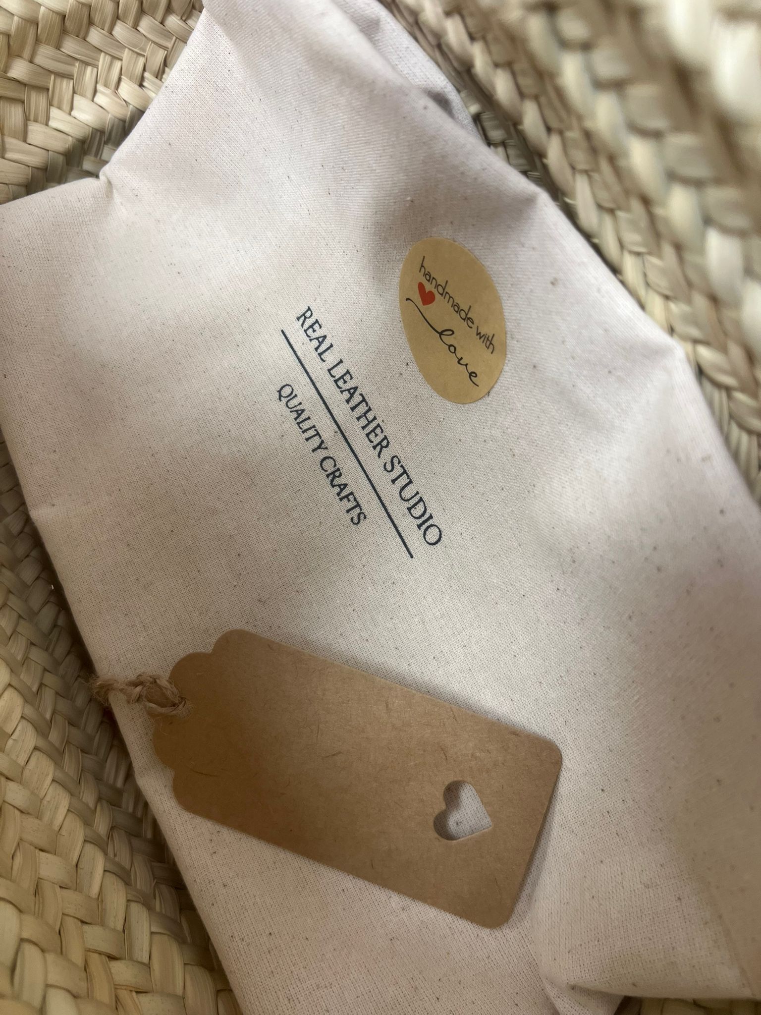 Bolso capazo hoja palma charm estrella mar piel detalles