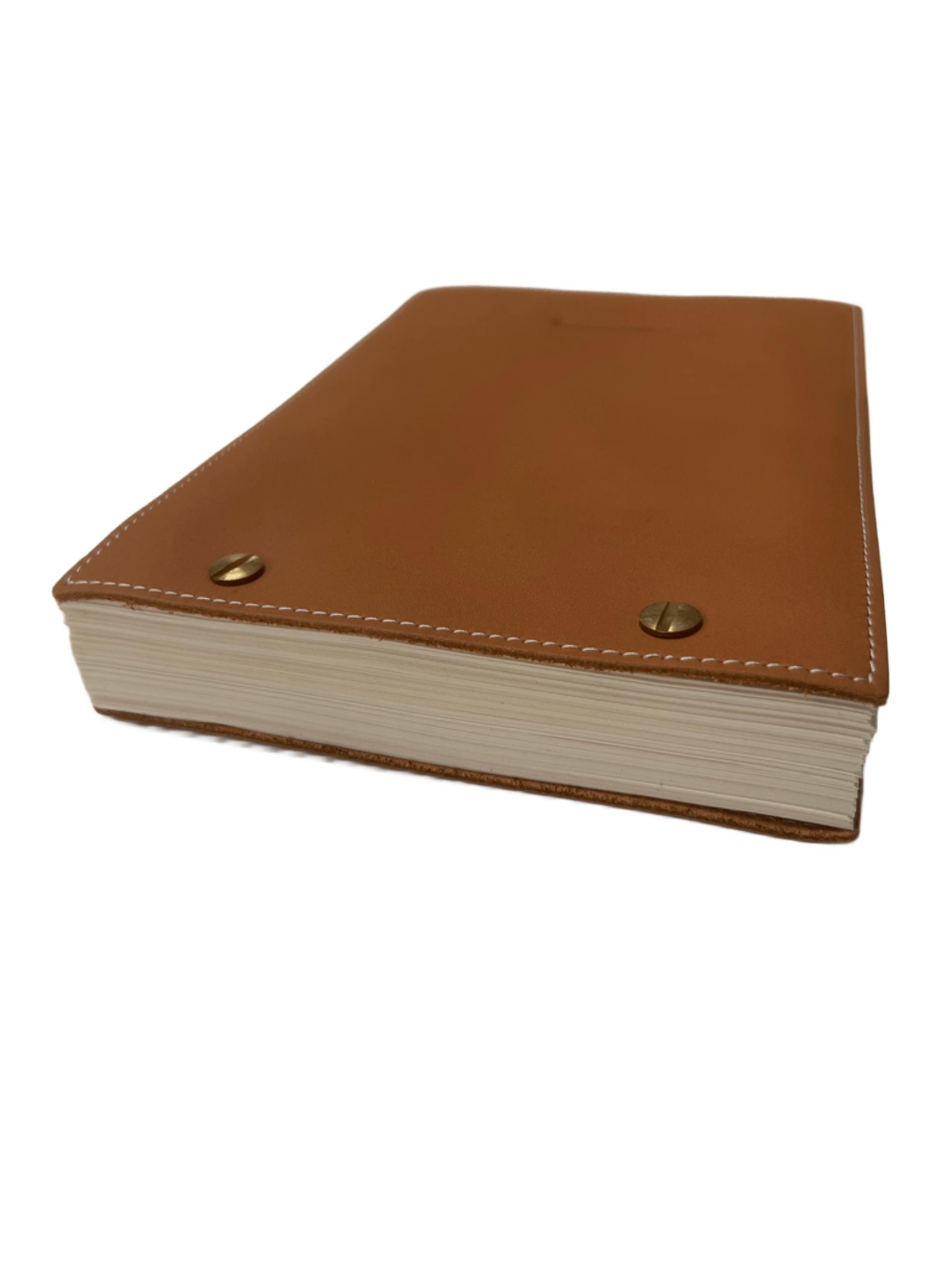 Cuaderno de piel marrón detalles