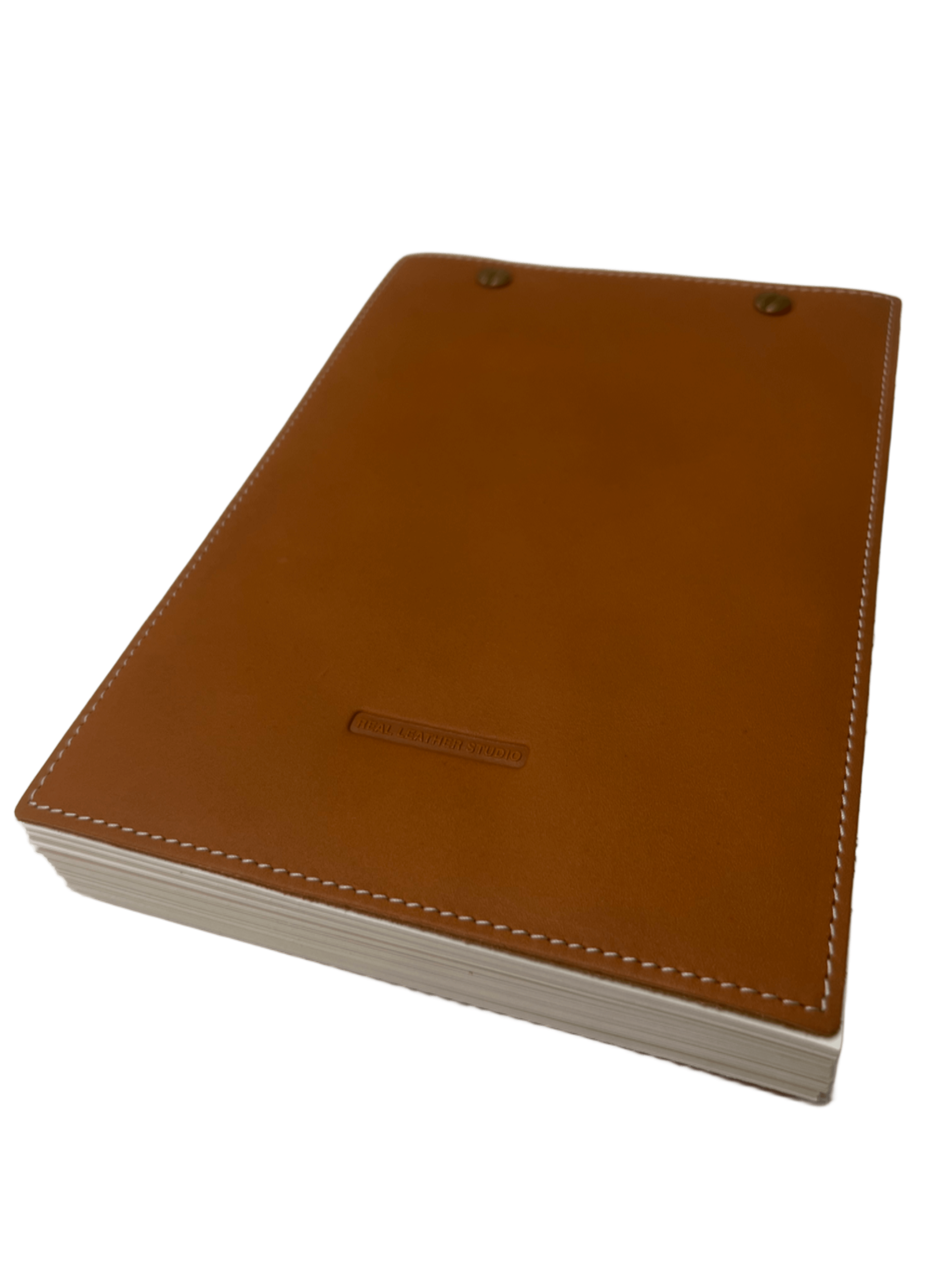 Cuaderno de piel marrón portada