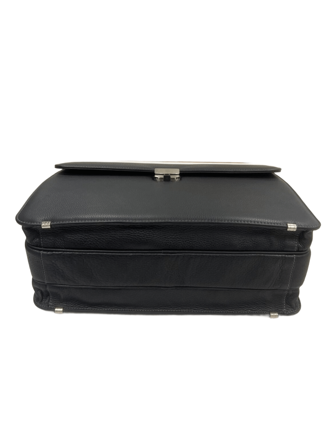 Maletín de piel negro vista inferior
