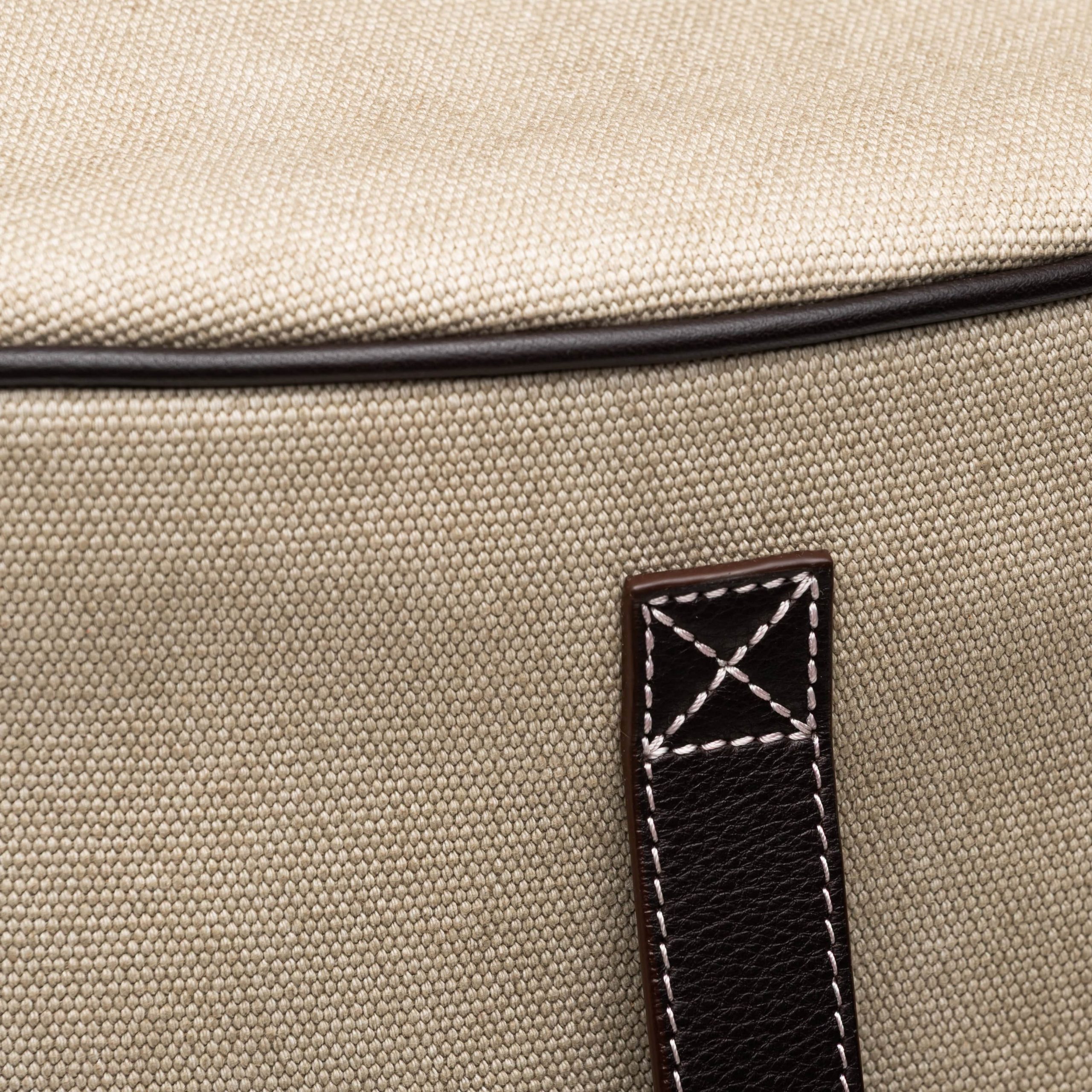 Puff de lona beige con asas y tirador de piel marrón ampliada