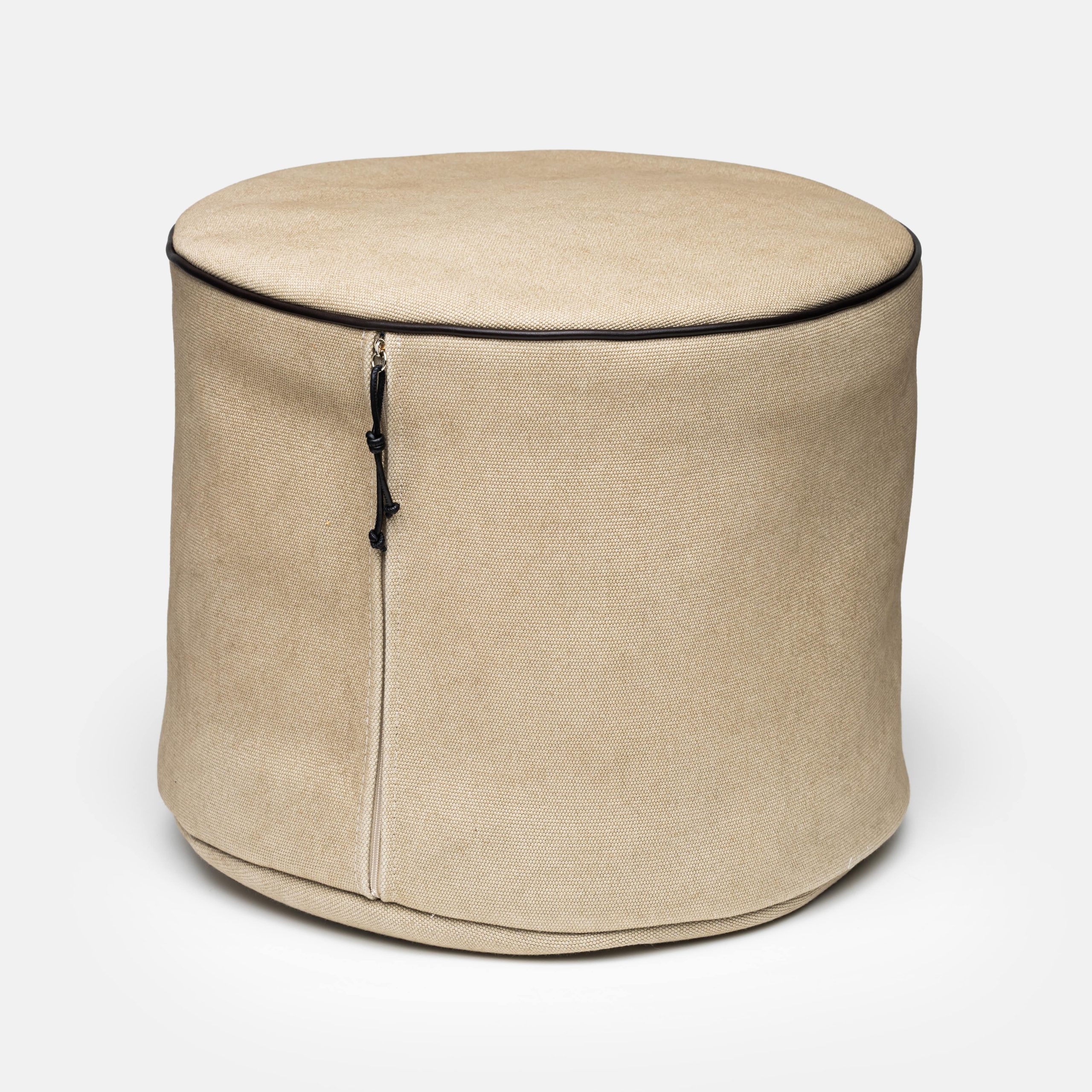 Puff de lona beige con asas y tirador de piel marrón