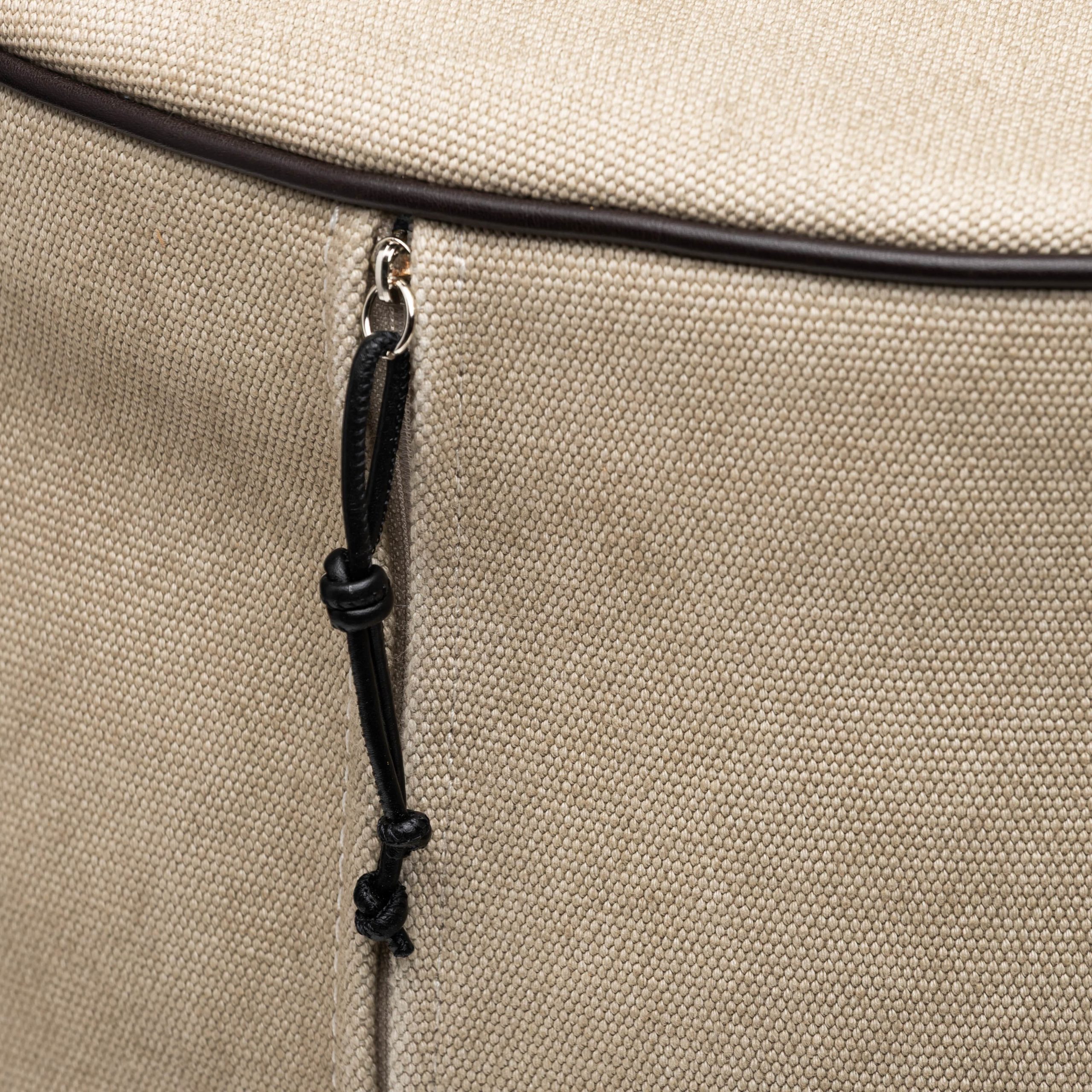 Puff de lona beige con asas y tirador de piel marrón zoom