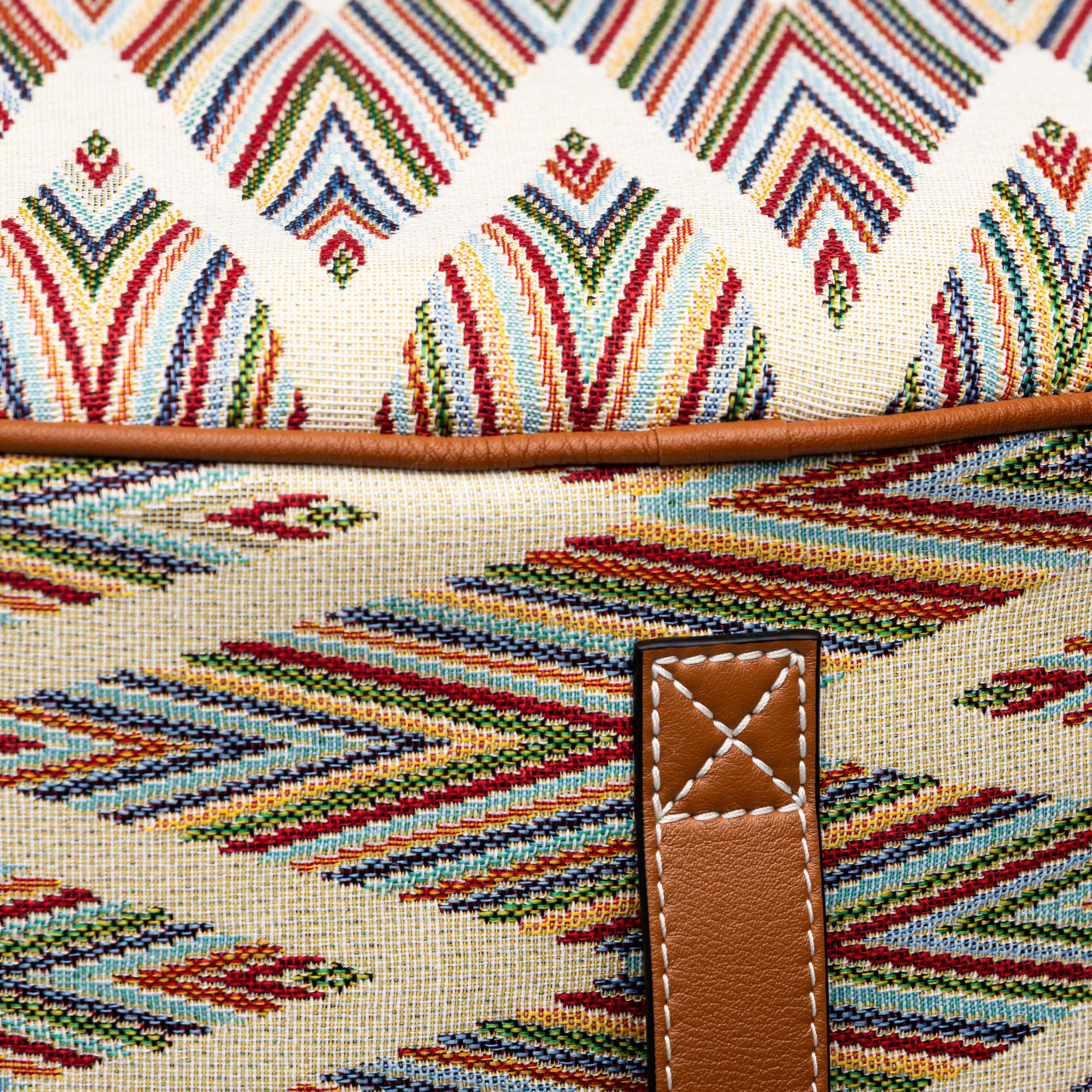 Puff de lona étnica con asas y tirador de piel ampliada