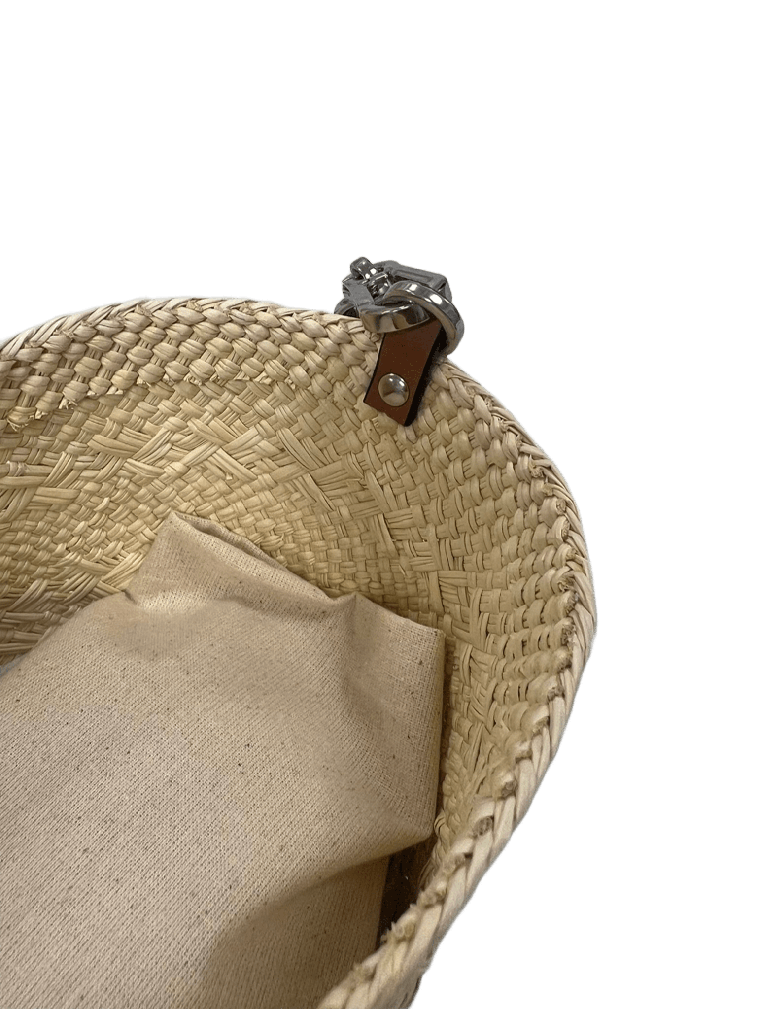 Cesta rafia natural cierre bandolera piel vista interior
