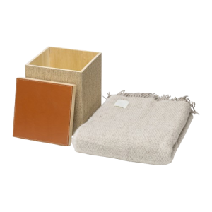 caja de madera forrada en rafia beig con su tapa de cuero marron y la manta de lana 100 por ciento