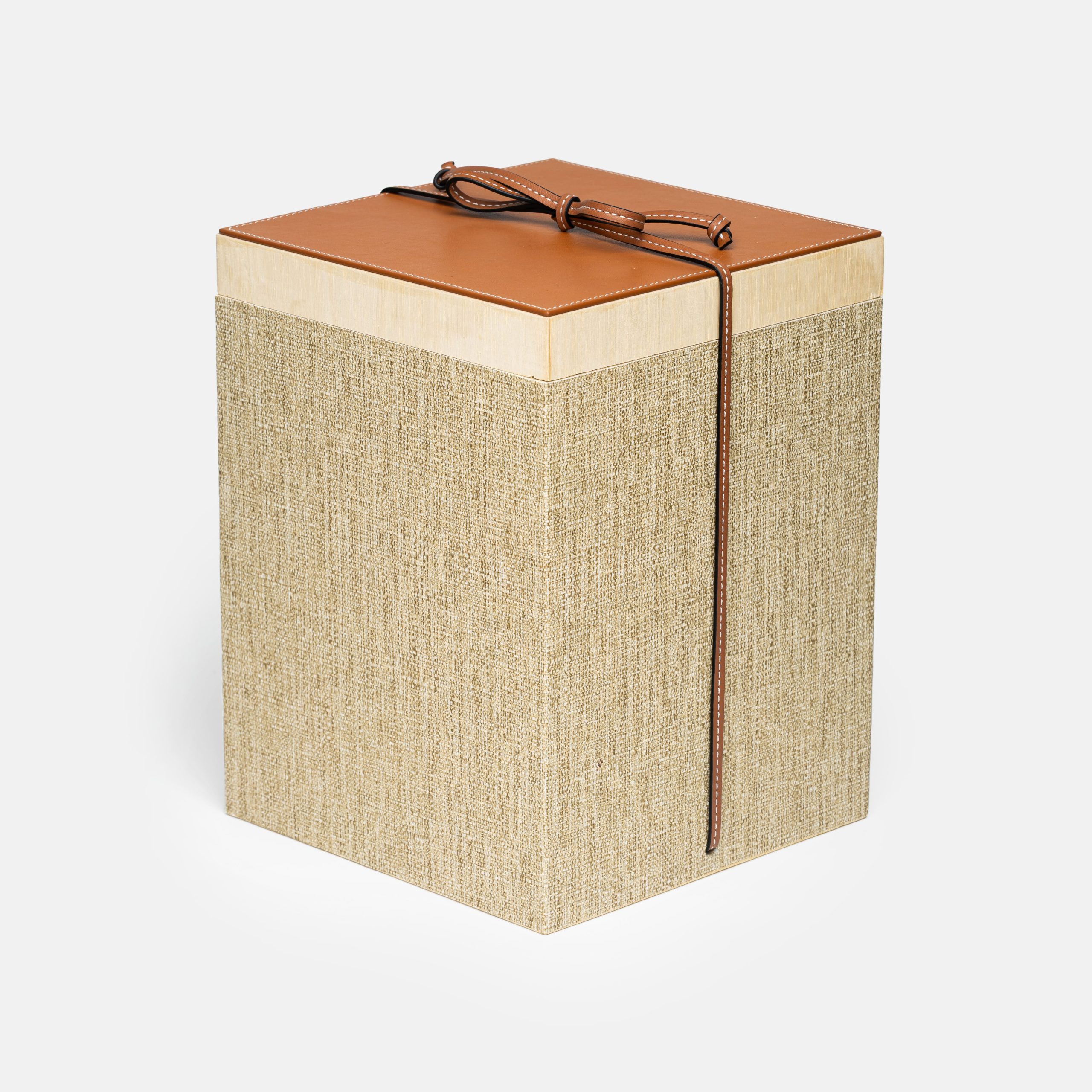 caja de madera y piel para decorar cerrada con su lazo de cuero natural