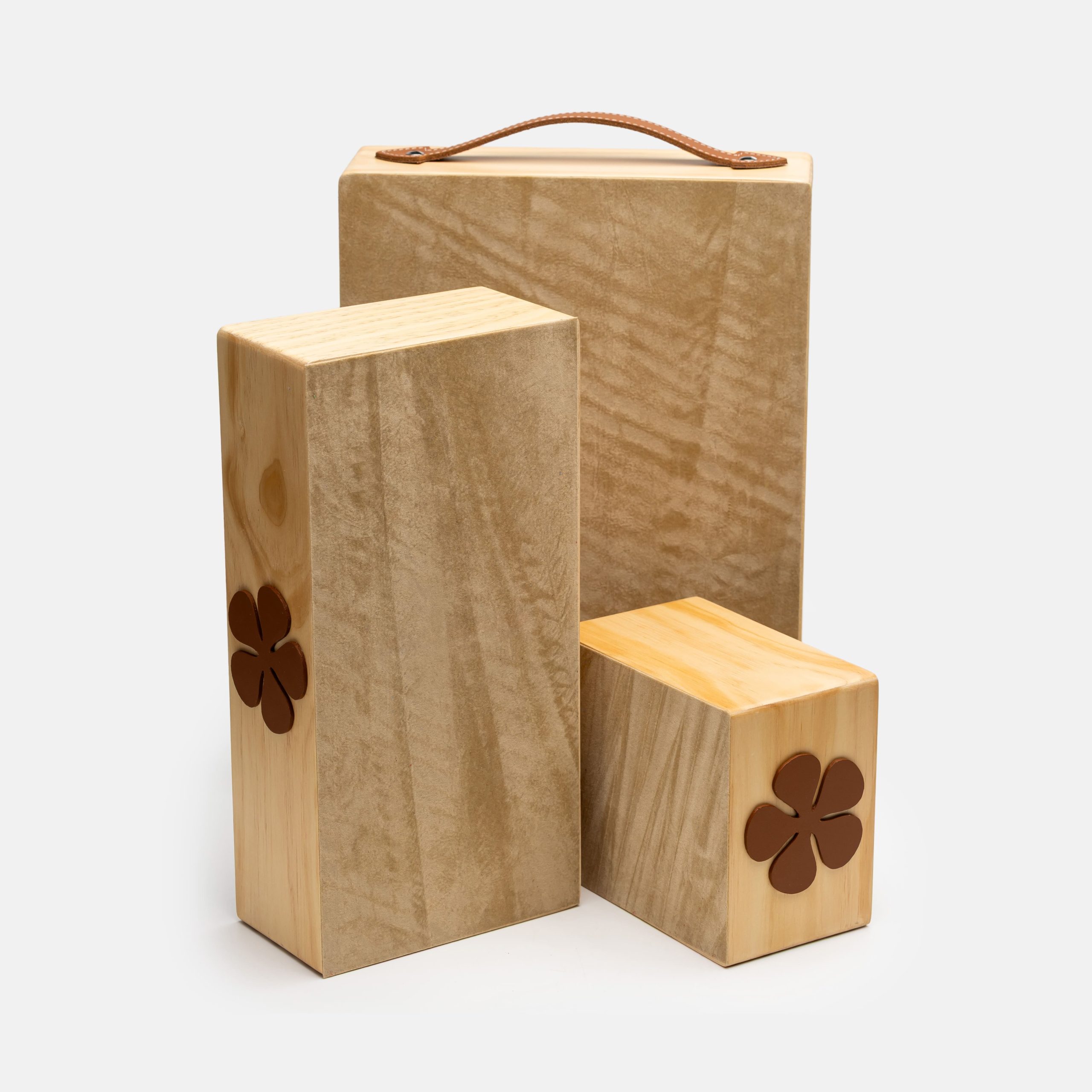 juego de tres bandejas de madera y piel set completo