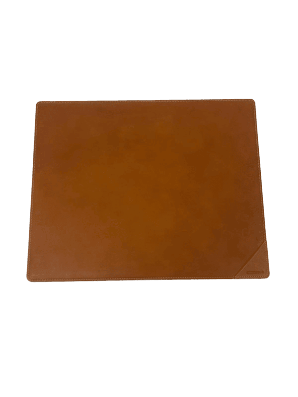 Vista superior plana de un tapete de escritorio de piel vacuna para proteger mesas de despacho.