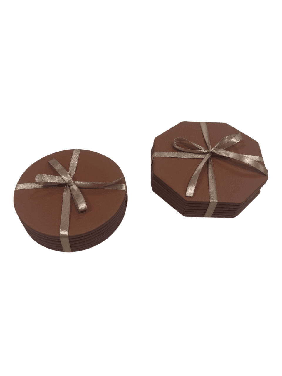 Comparación entre el posavasos redondo y el modelo octogonal en piel marrón.