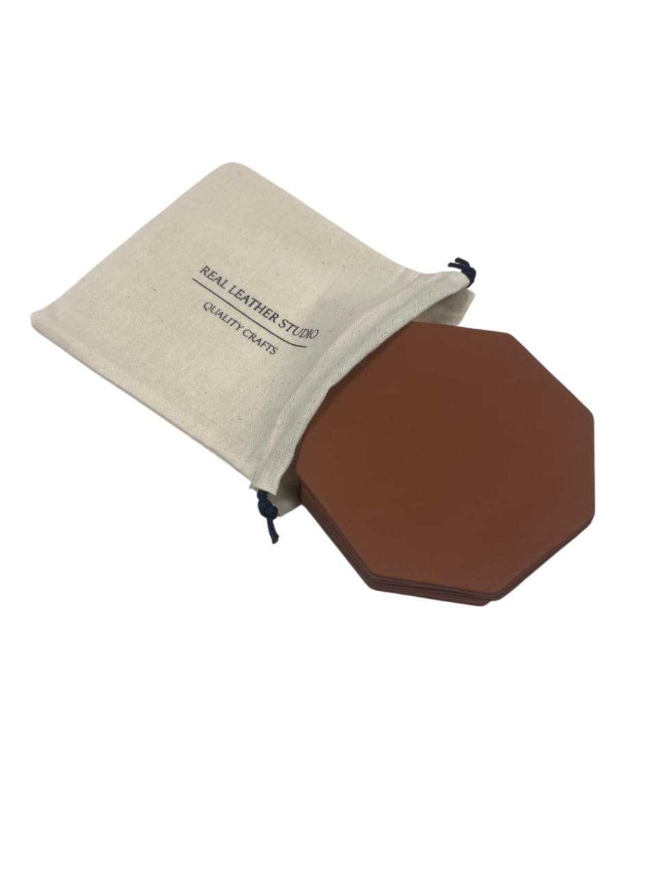 Posavasos octogonales de piel dentro de su bolsa de tela de algodón natural.