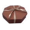 Pack de posavasos octogonales de piel presentados con un lazo de regalo.