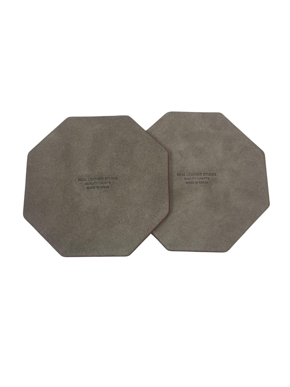 Detalle del reverso de los posavasos octogonales de piel con sello Made in Spain.