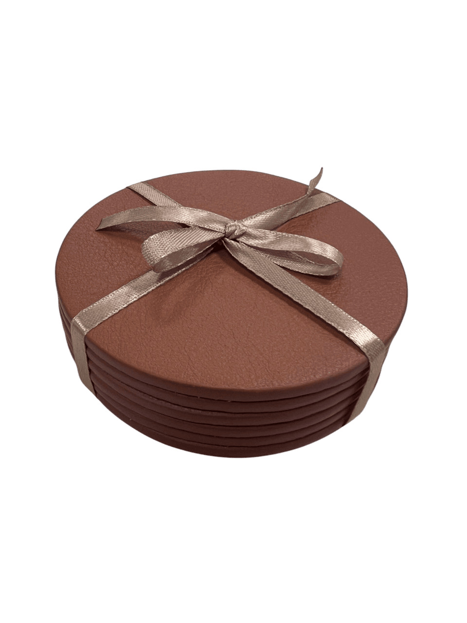 Set de posavasos redondos de piel envueltos con un lazo dorado para regalo.
