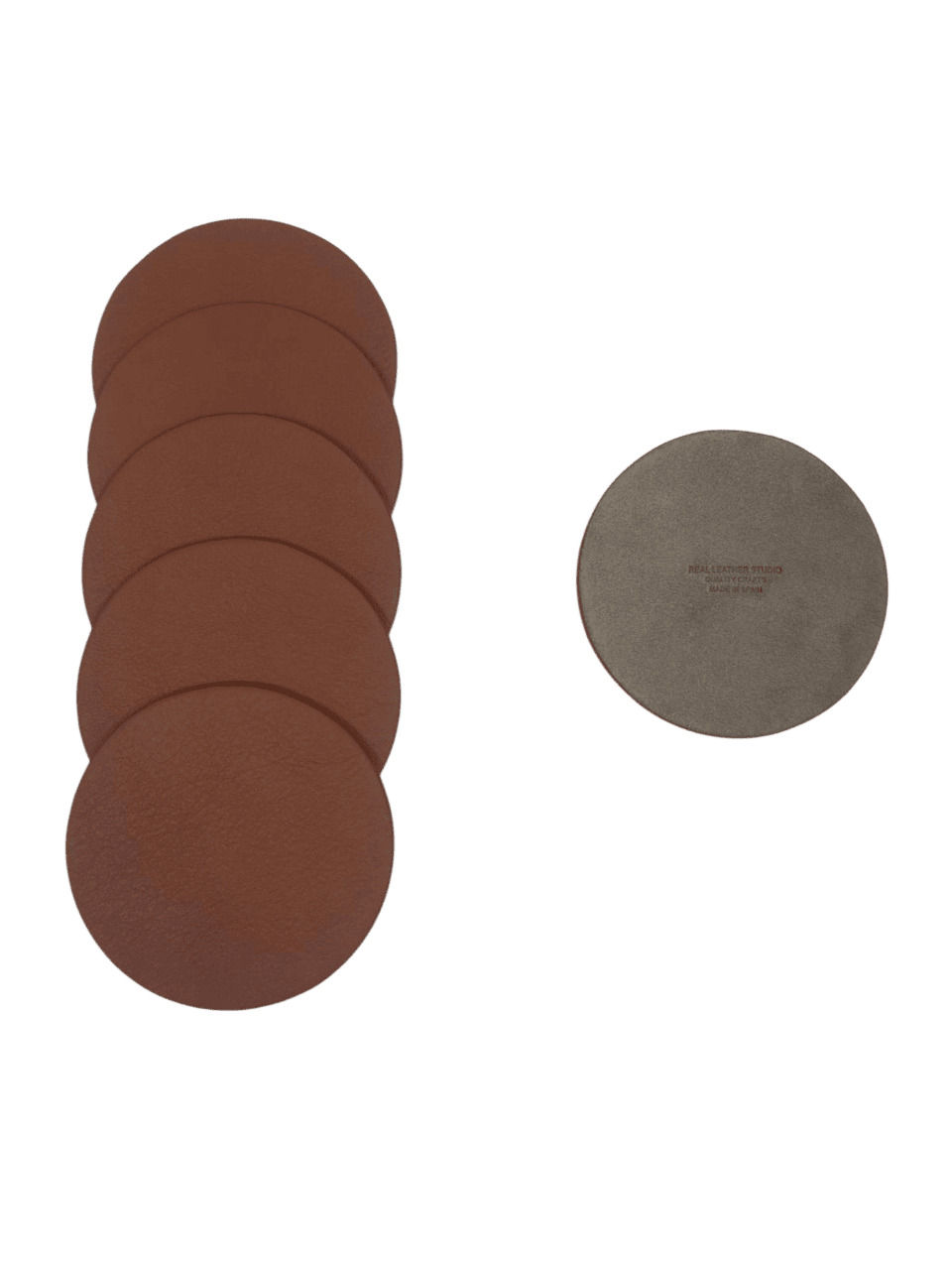 Set de 5 posavasos redondos de piel apilados junto a una unidad mostrando el reverso gris.